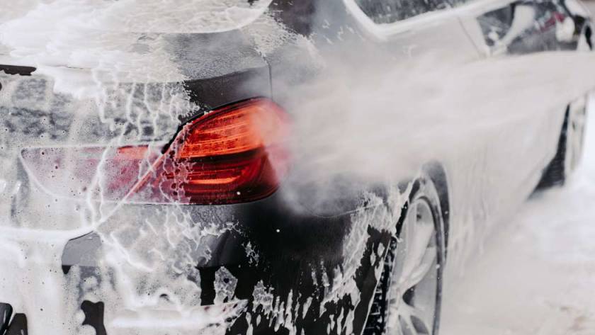 Limpieza profesional del interior de un coche con detailing